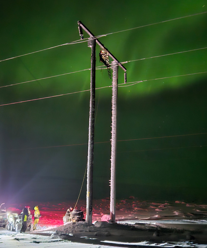 Starfsmaður Landsnets sinnir viðhaldsvinnu á raflínu.